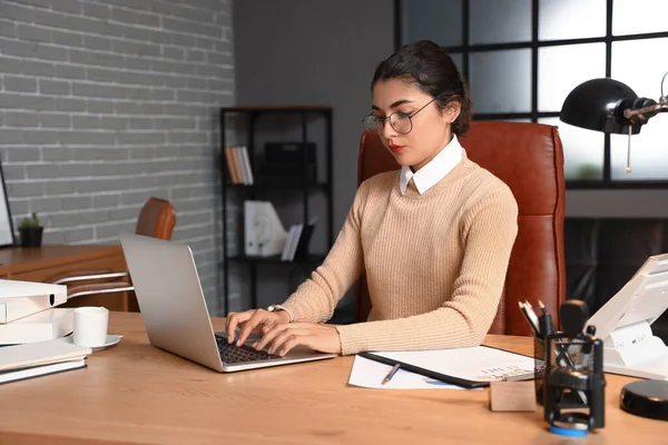 Ilustracja przedstawiająca osobę planującą budżet.